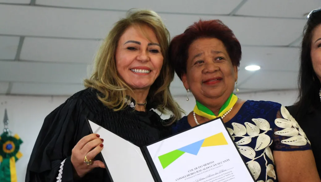 Lilian Martins entrega medalha para Vilma Alves