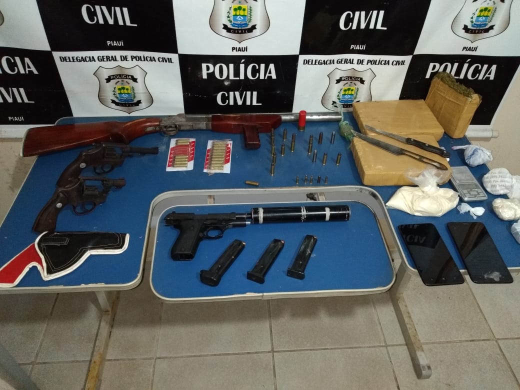Materiais apreendidos na residência 