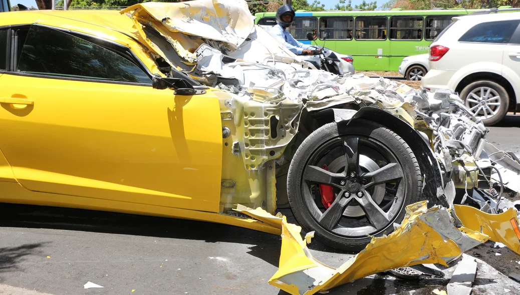 Motorista do Camaro foi encaminhado ao hospital