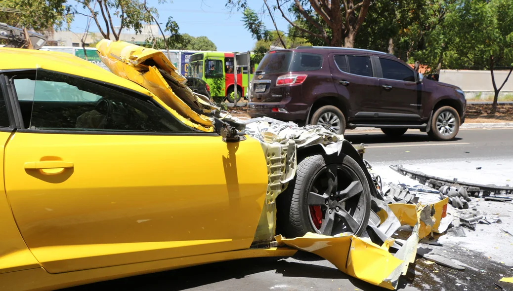 Parte frontal do Camaro ficou destruída
