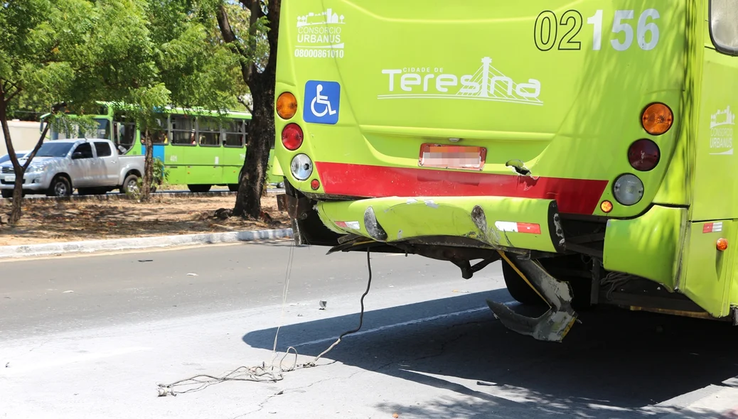 Traseira do ônibus ficou destruída