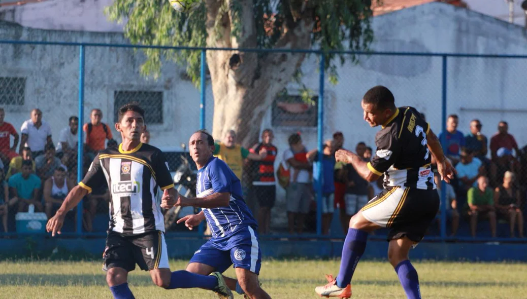 Atleta do Inforcopy em disputa de bola aérea