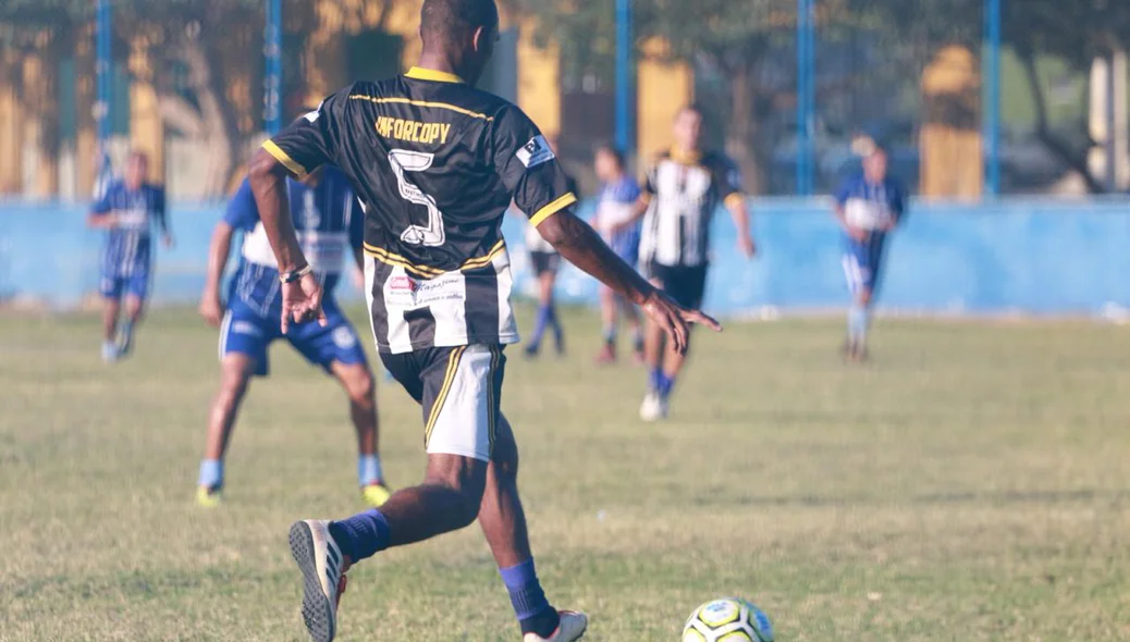 Camisa 9 do Inforcopy com a posse de bola durante a disputa da final