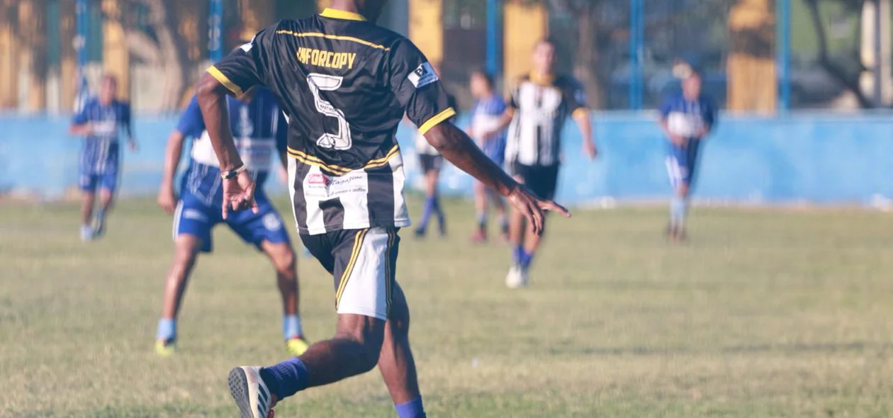 Camisa 9 do Inforcopy com a posse de bola durante a disputa da final