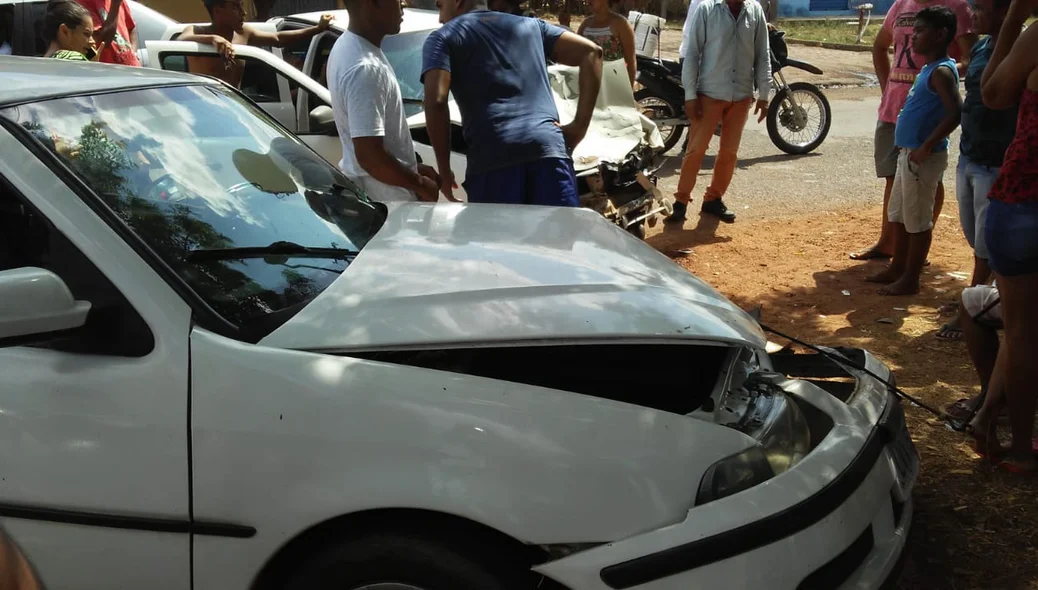 Capô do carro ficou destruído