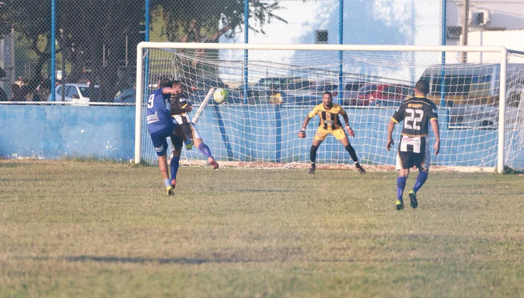 De fora da área, camisa 9 leva perigo à meta adversária