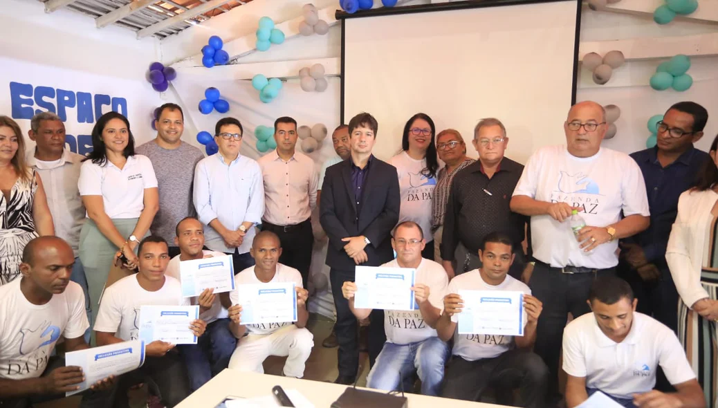 Entrega de certificados no Centro de Convivência Retomando o Caminho