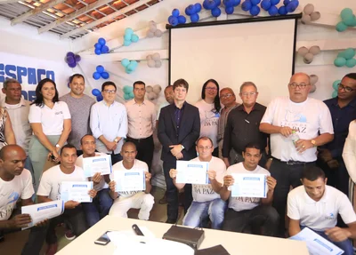 Entrega de certificados no Centro de Convivência Retomando o Caminho