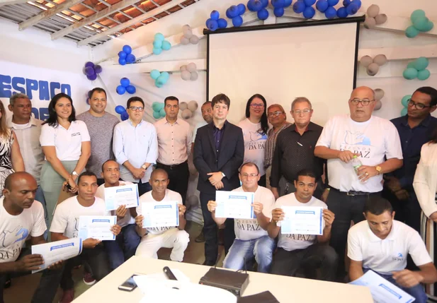 Entrega de certificados no Centro de Convivência Retomando o Caminho