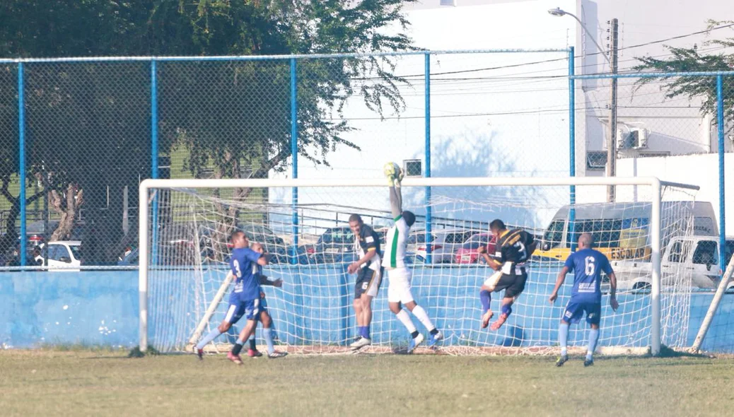 Goleiro intervém após bola alçada dentro da área
