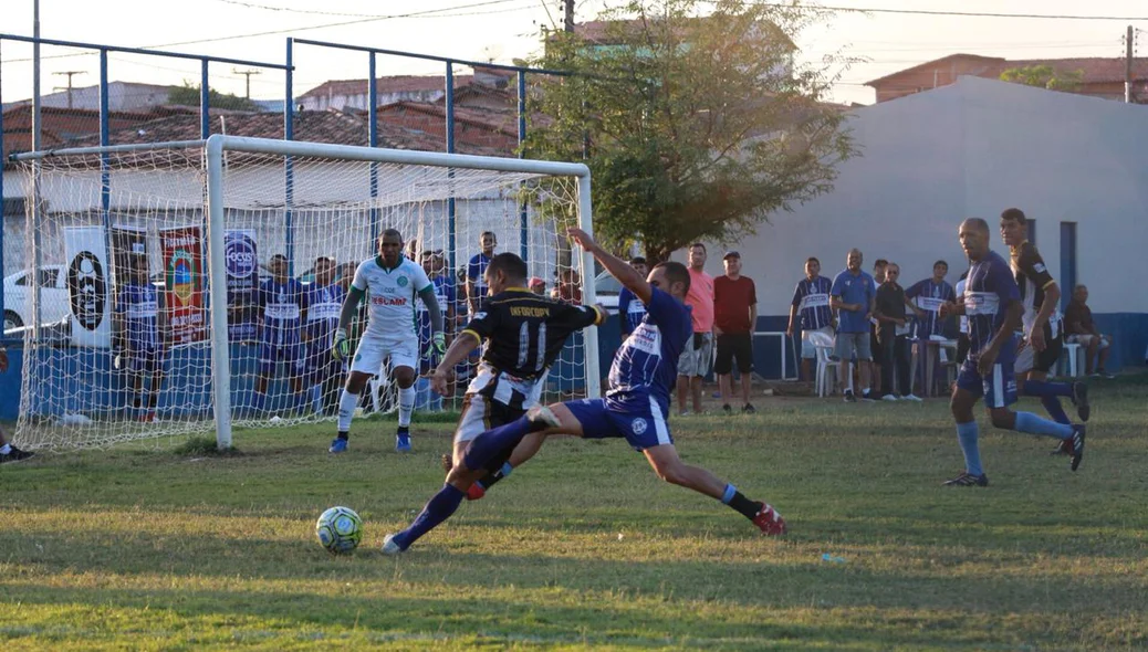 Jogada de perigo na área do 89
