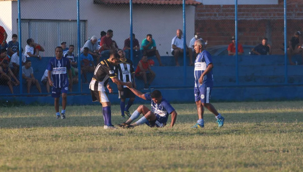 Lance de falta leva jogador do 89 ao chão