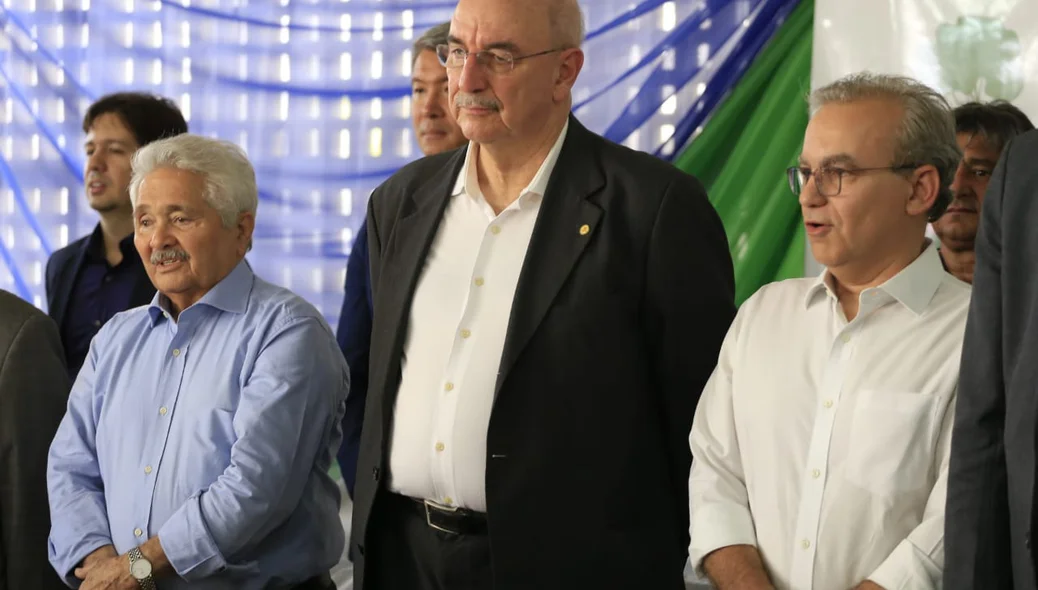 Ministro Osmar Terra ladeado por Elmano Férrer e Firmino Filho
