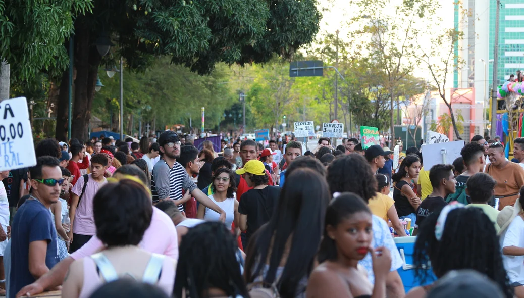 Av. Raul Lopes concentra várias pessoas para a Parada da Diversidade 