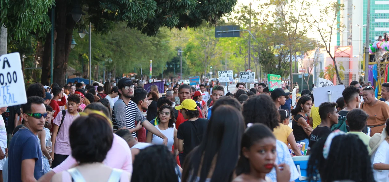 Av. Raul Lopes concentra várias pessoas para a Parada da Diversidade 
