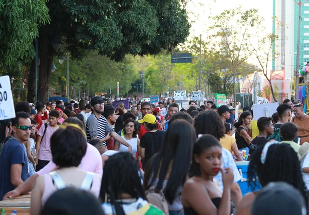 Av. Raul Lopes concentra várias pessoas para a Parada da Diversidade 