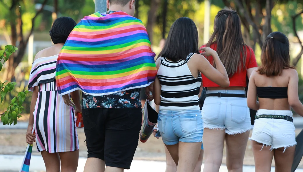 Parada da diversidade reúne várias pessoas na Av. Raul Lopes