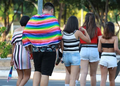 Parada da diversidade reúne várias pessoas na Av. Raul Lopes