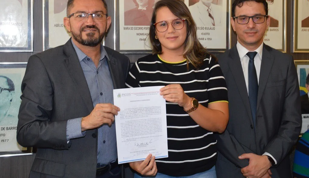 Empossada posa ao lado do prefeito e do procurador do município