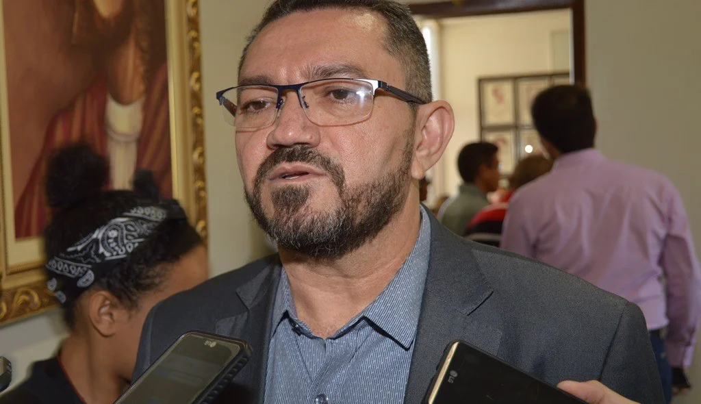 Padre Walmir garante convocação de todos os aprovados no concurso