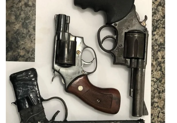 Armas encontradas com o trio