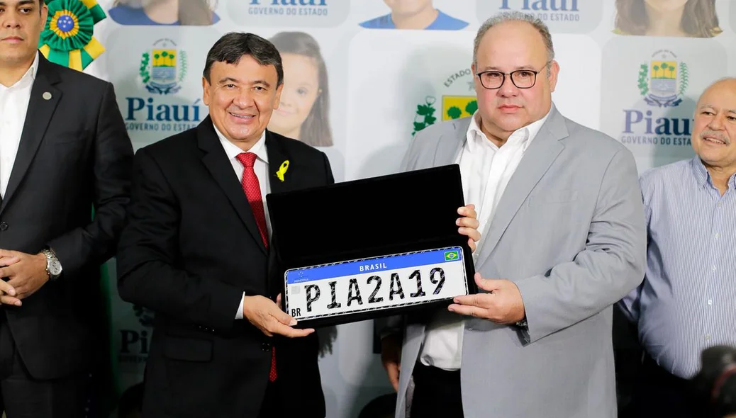 Governador Wellington Dias recebe nova placa Mercosul