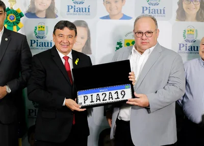 Governador Wellington Dias recebe nova placa Mercosul