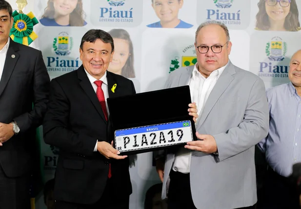 Governador Wellington Dias recebe nova placa Mercosul