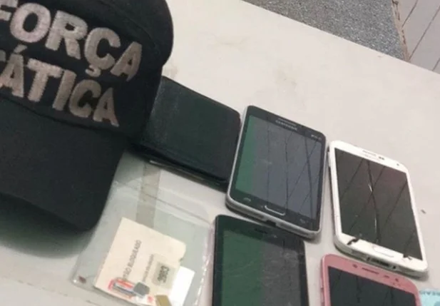 Celulares encontrados com o casal