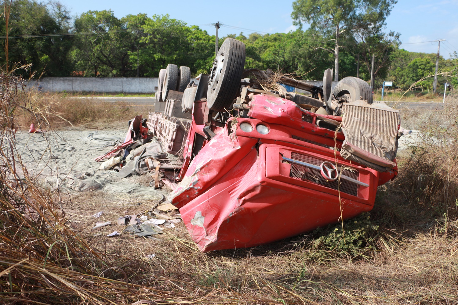 Carreta ficou destruída