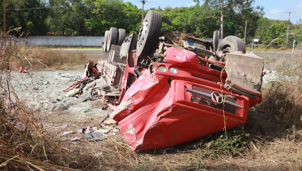 Carreta ficou destruída