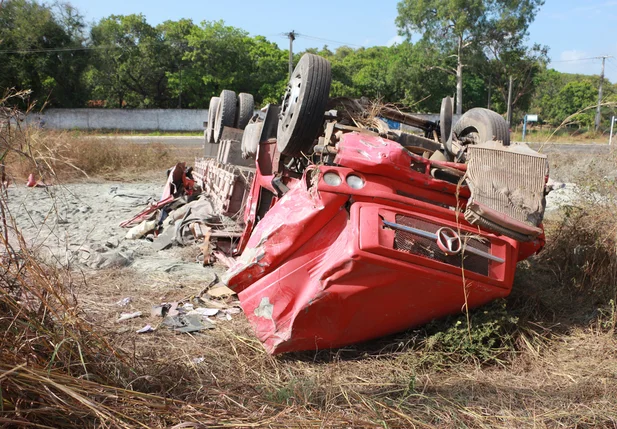 Carreta ficou destruída