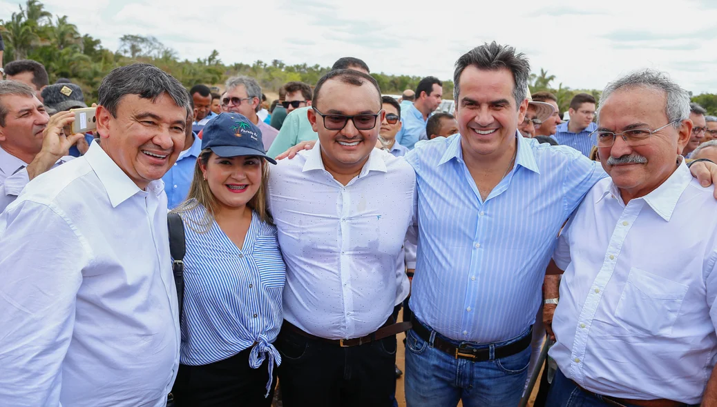 Governador ao lado de autoridades 