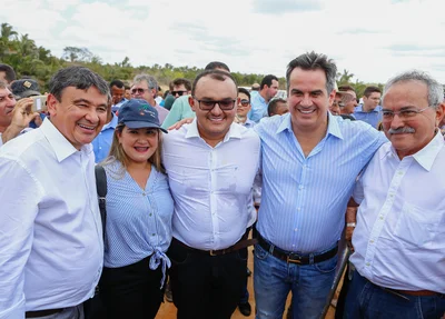 Governador ao lado de autoridades 