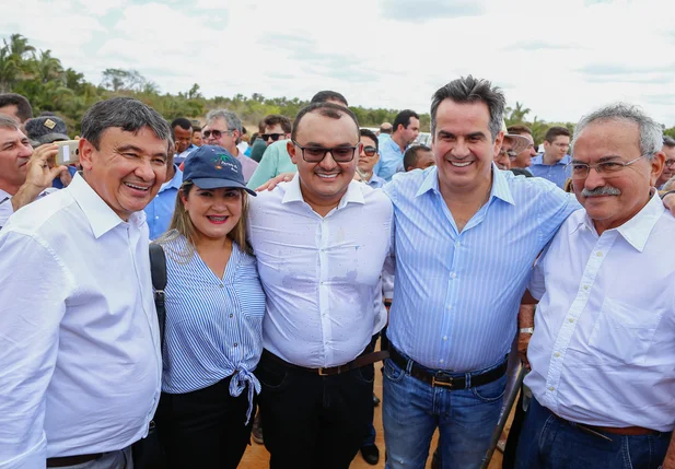 Governador ao lado de autoridades 
