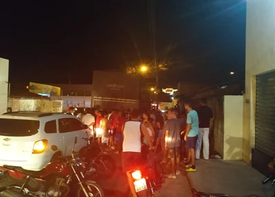 Motociclista colidiu na traseira do caminhão no bairro Dirceu
