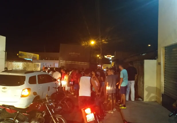 Motociclista colidiu na traseira do caminhão no bairro Dirceu