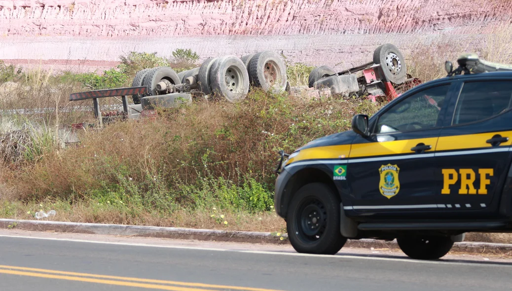 Passageiro da carreta morreu após veículo tombar na BR 343