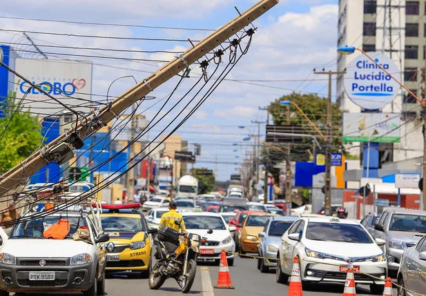 Ônibus colide em Corolla e derruba poste em Teresina