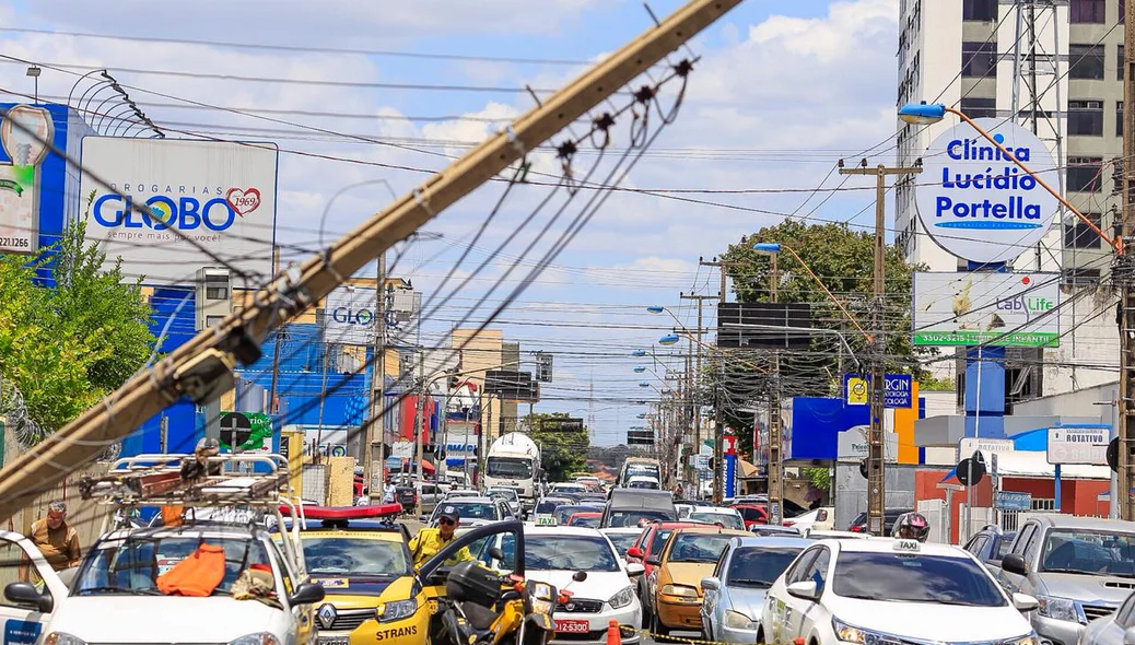 Acidente entre carro e ônibus deixa poste caído em Teresina 