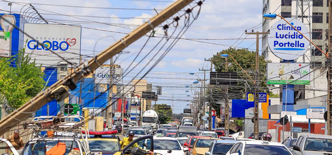 Acidente entre carro e ônibus deixa poste caído em Teresina 