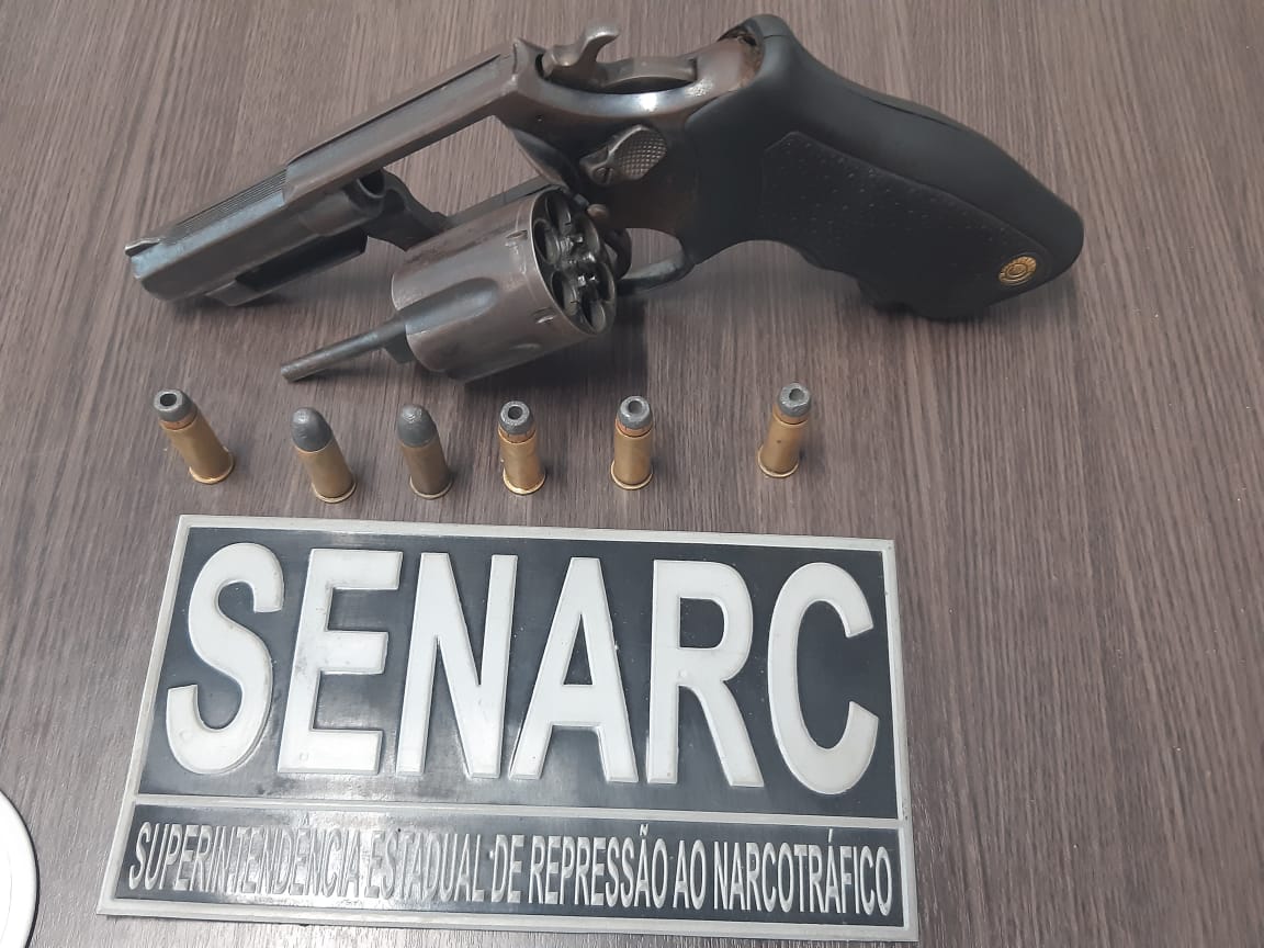 Arma e munições apreendidas