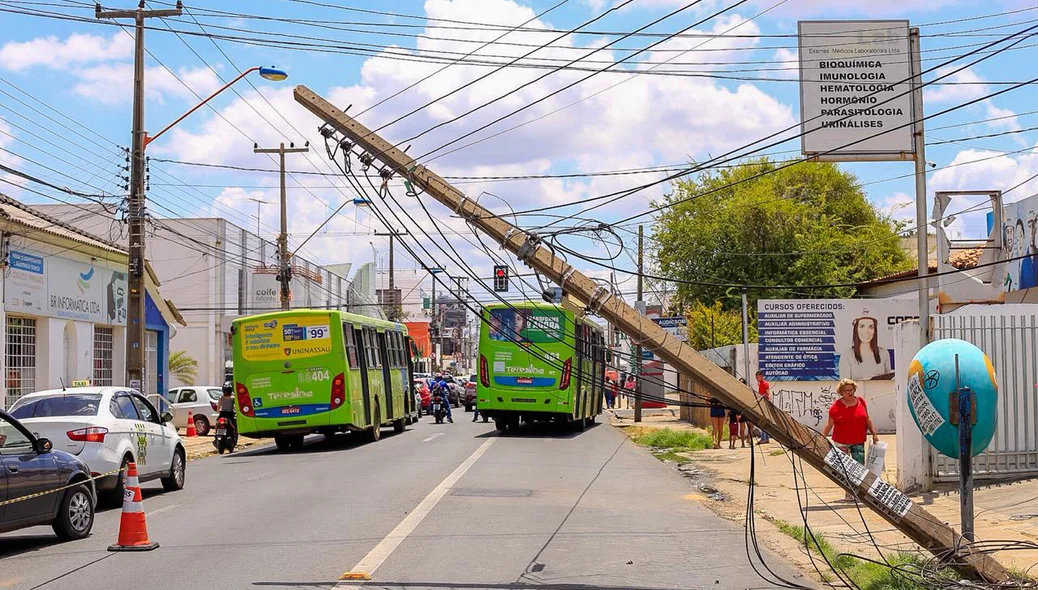 Fios de alta tensão ficaram caídos na avenida