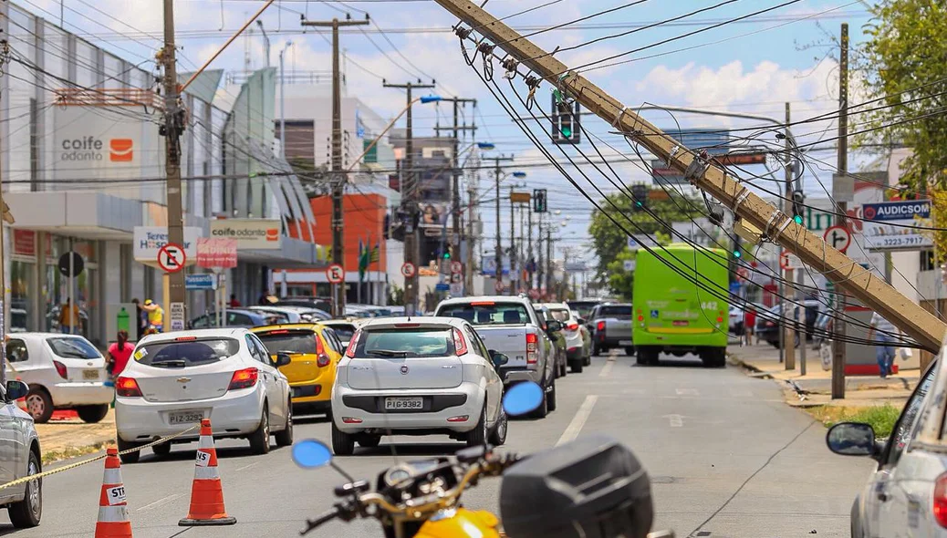 Poste cai após acidente na avenida Pires de Castro 