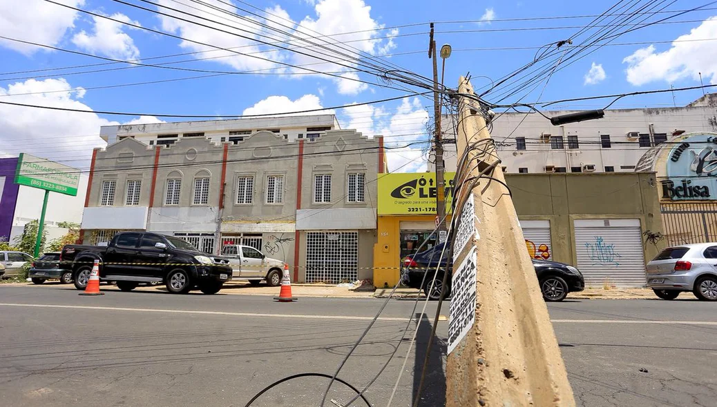 Poste ficou atravessado na via 