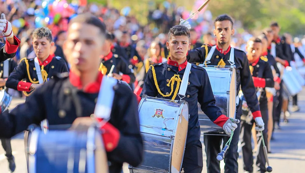 Banda regendo o desfile na Avenida Marechal Castelo Branco