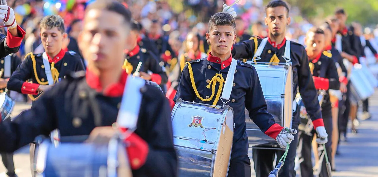 Banda regendo o desfile na Avenida Marechal Castelo Branco