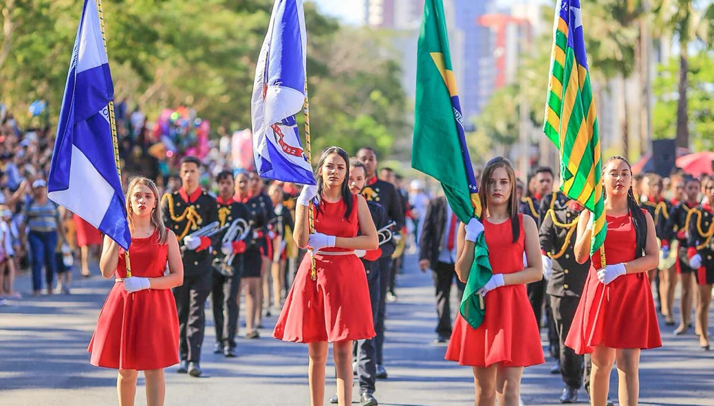 Meninas carregando as bandeiras do Brasil, Piauí e Teresina
