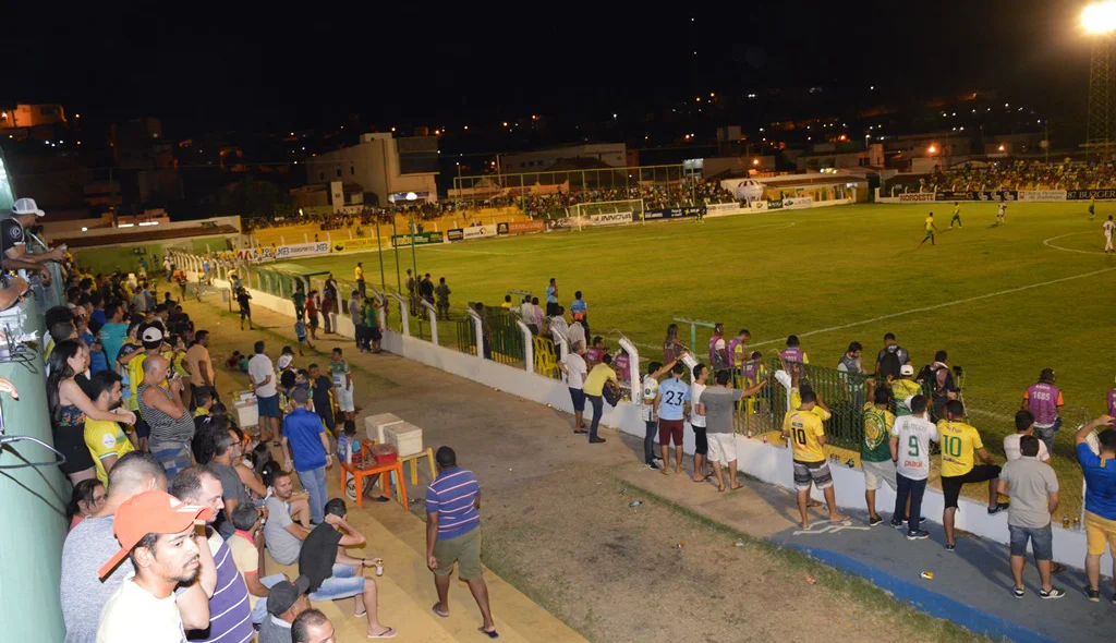 Torcedores acompanham estreia do Picos na Série B