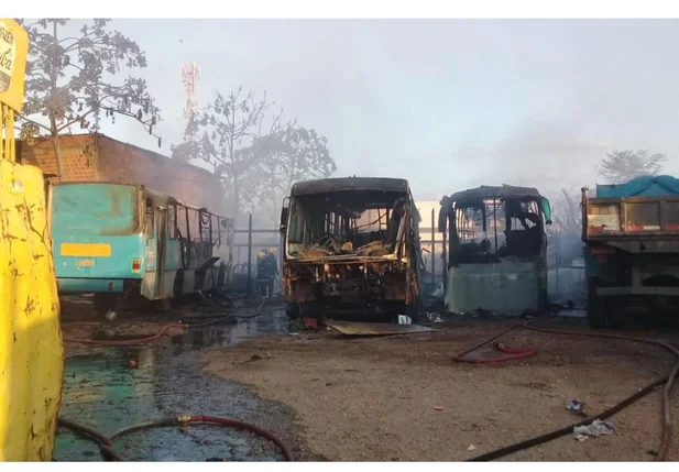 Incêndio atinge sucata na Tabuleta